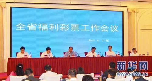 在费萨尔的带领下，叶辰与他来到一处黄土堆砌的院墙之外，此时，院子里人声鼎沸，人与人之间的沟通基本都是靠大声喊叫。